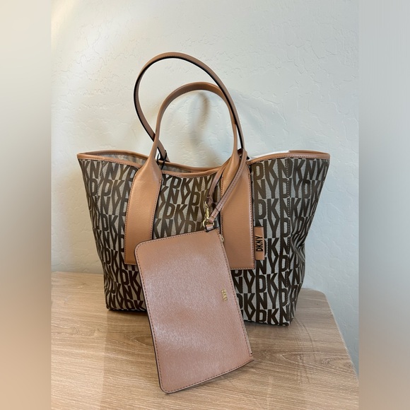 DKNY Tote NWT & Wristlet NWOT BUNDLE - Picture 3 of 14